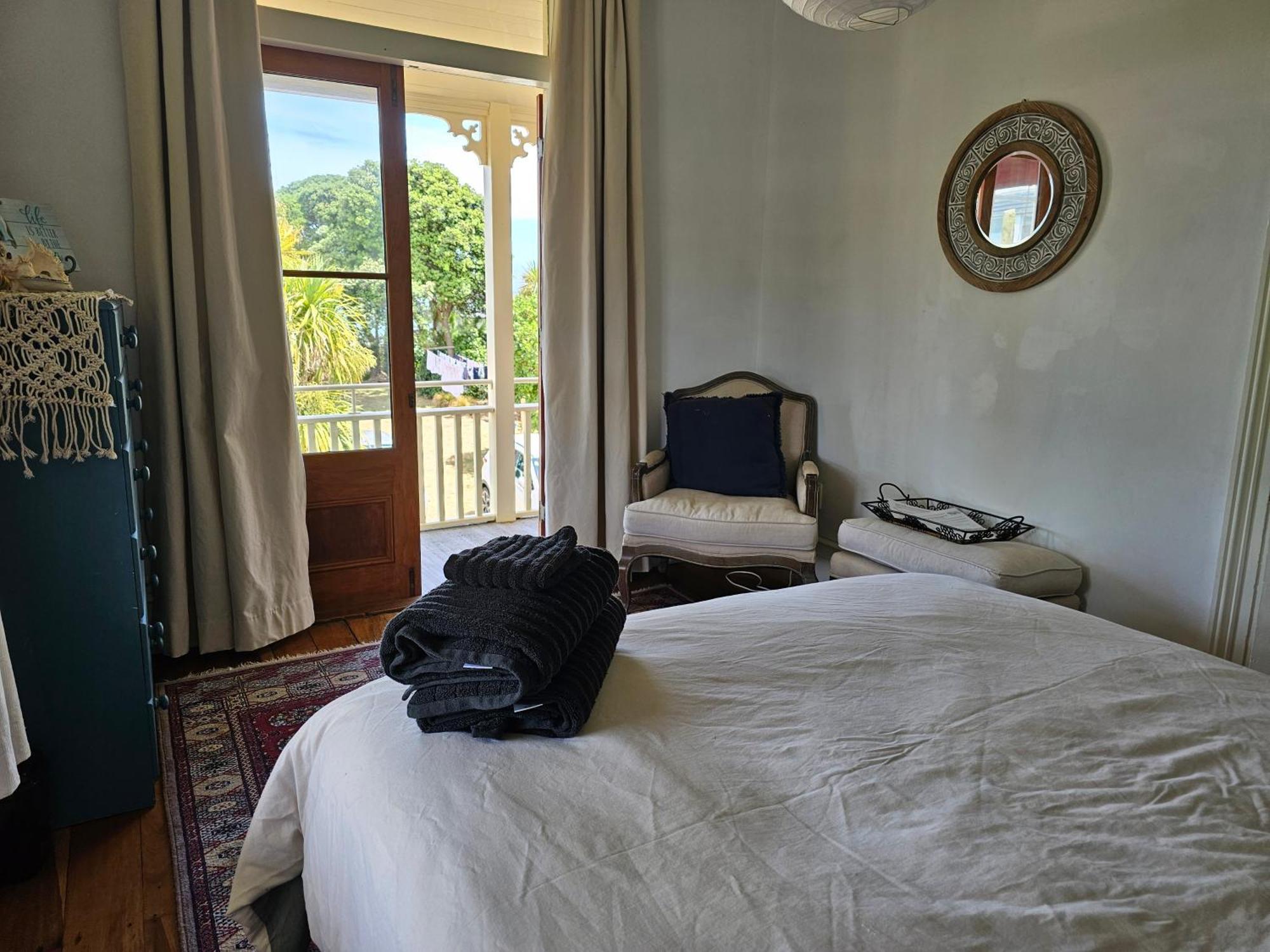 Brony'S Beachfront-Short And Long Term Stays Porirua Esterno foto
