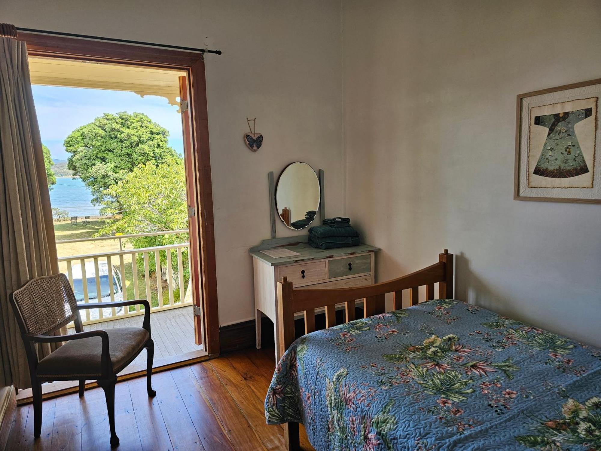 Brony'S Beachfront-Short And Long Term Stays Porirua Esterno foto