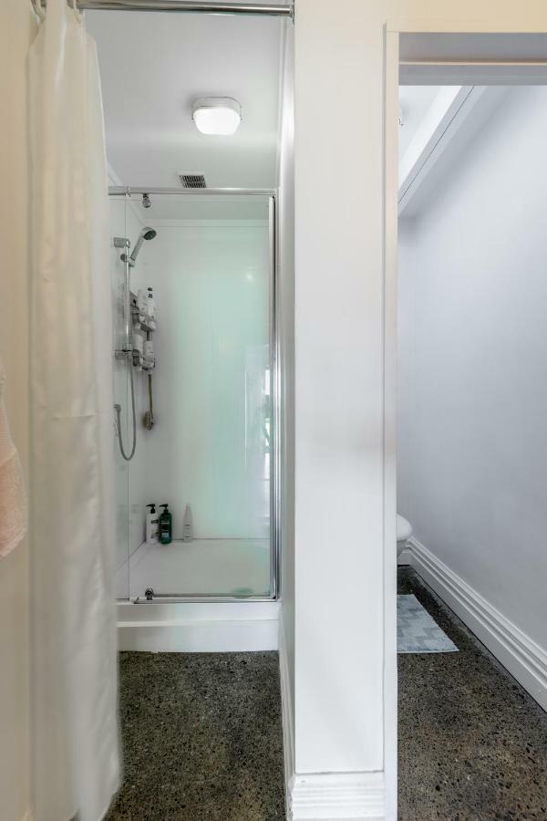 Brony'S Beachfront-Short And Long Term Stays Porirua Esterno foto